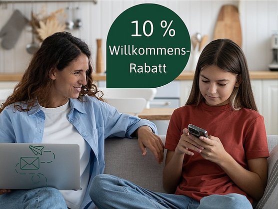 Eine Frau und ein Mädchen sitzen auf einem Sofa und schauen beide auf ein Telefon. Über ihnen steht auf Deutsch „10 Willkommens-Rabatt“.