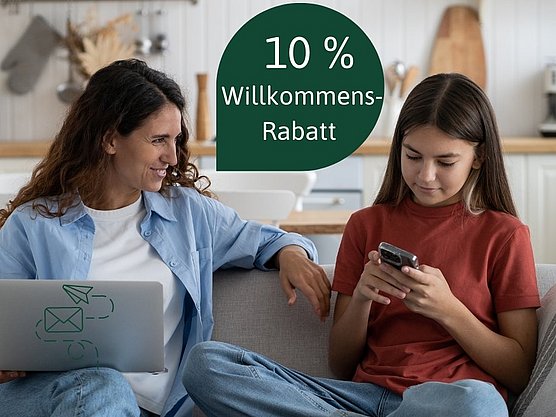Eine Frau und ein Mädchen sitzen auf einem Sofa und schauen beide auf ein Telefon. Über ihnen steht auf Deutsch „10 Willkommens-Rabatt“.