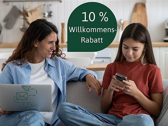 Eine Frau und ein Mädchen sitzen auf einem Sofa.Über ihnen steht „10 Willkommens-Rabatt“.