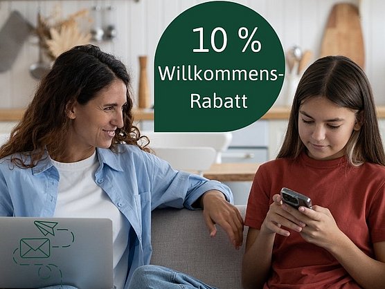 Eine Frau und ein Mädchen sitzen auf einem Sofa und schauen beide auf ein Telefon. Über ihnen steht auf Deutsch „10 Willkommens-Rabatt“.