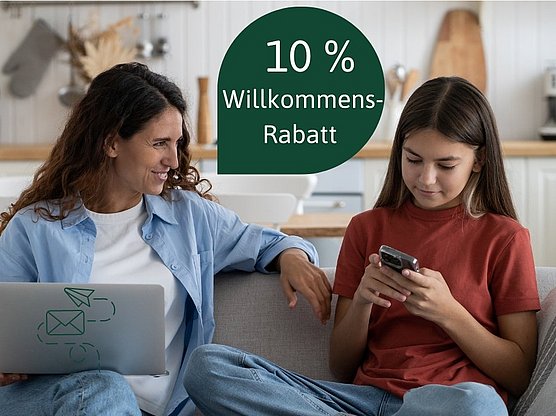 Eine Frau und ein Mädchen sitzen auf einem Sofa und schauen beide auf ein Telefon. Über ihnen steht „10 Willkommens-Rabatt“.