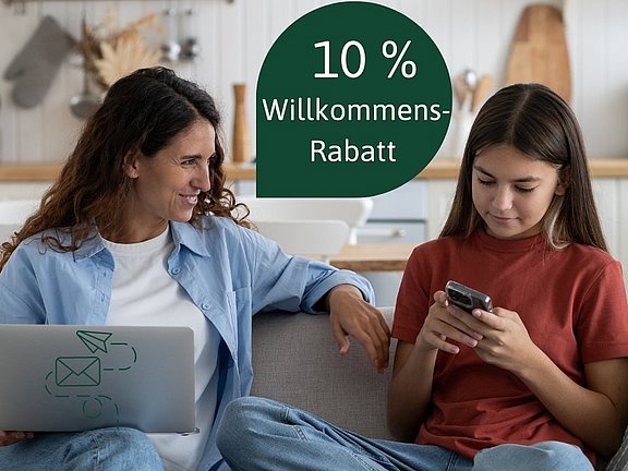 Eine Frau und ein Mädchen sitzen auf einem Sofa. Über ihnen steht „10 Willkommens-Rabatt“.