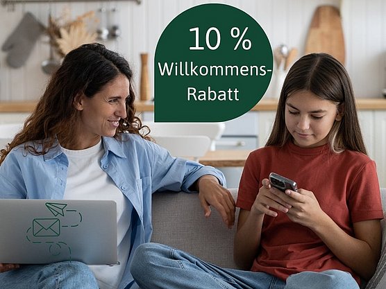 Eine Frau und ein Mädchen sitzen auf einem Sofa und schauen beide auf ein Telefon. Über ihnen steht „10 Willkommens-Rabatt“.