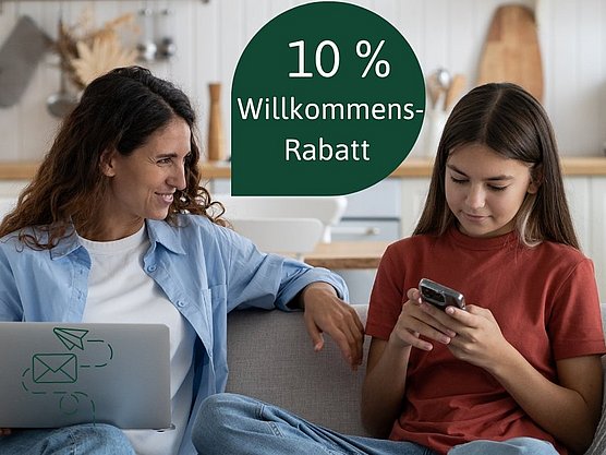 Eine Frau und ein Mädchen sitzen auf einem Sofa und schauen beide auf ein Telefon. Über ihnen steht auf Deutsch „10 Willkommens-Rabatt“.