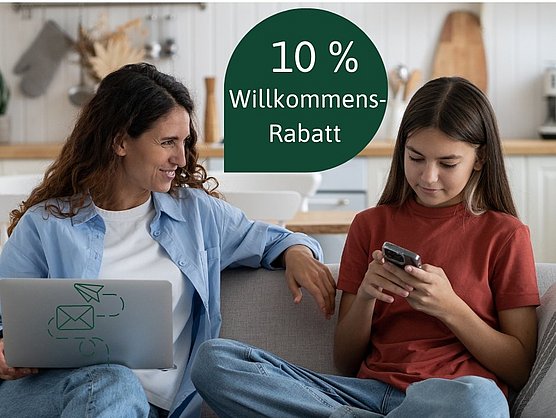 Eine Frau und ein Mädchen sitzen auf einem Sofa und schauen beide auf ein Telefon. Über ihnen steht „10 Willkommens-Rabatt“.