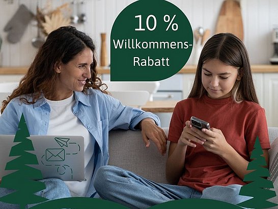 Eine Frau und ein Mädchen sitzen auf einem Sofa; das Mädchen benutzt ein Smartphone. In der Sprechblase steht „10 Willkommens-Rabatt“ mit grünen Blattgrafiken.